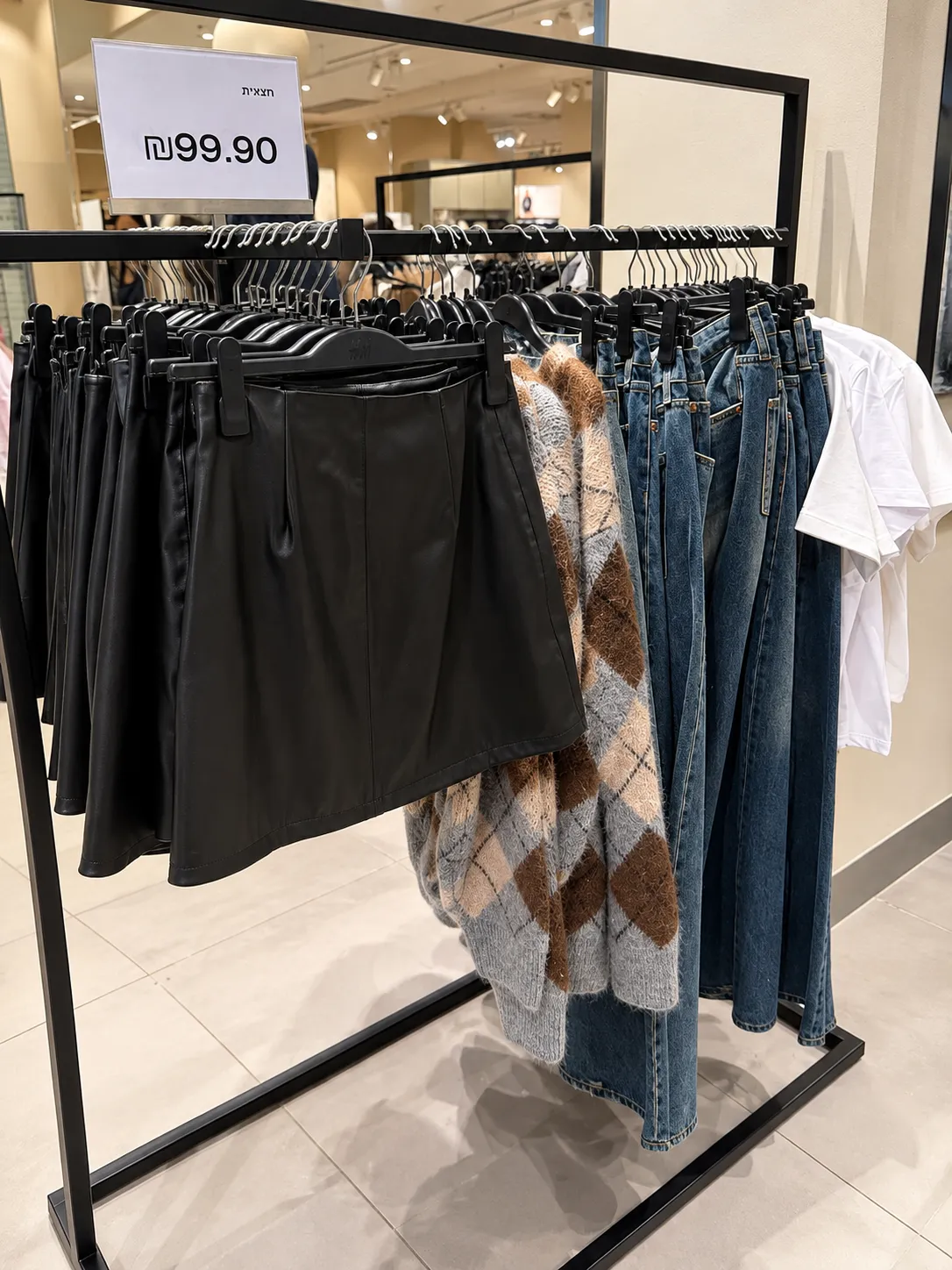 מתלה חצאיות דמוי עור וג׳ינס בחנות H&M