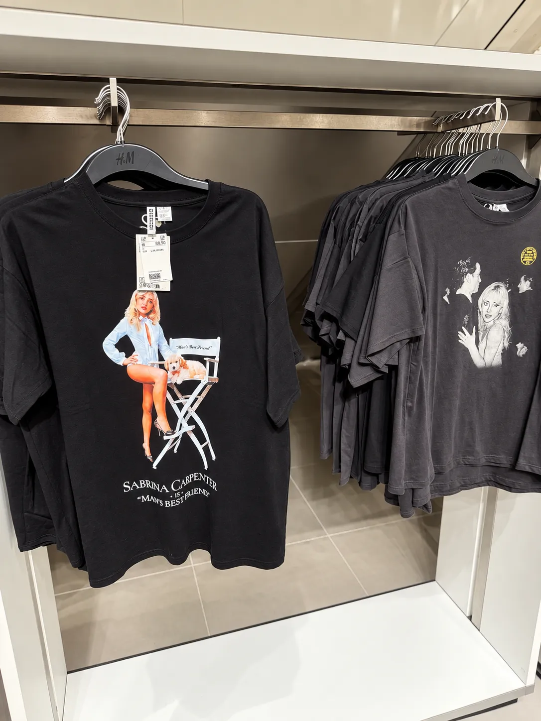 טי שירטים עם הדפסים על מתלה בחנות H&M
