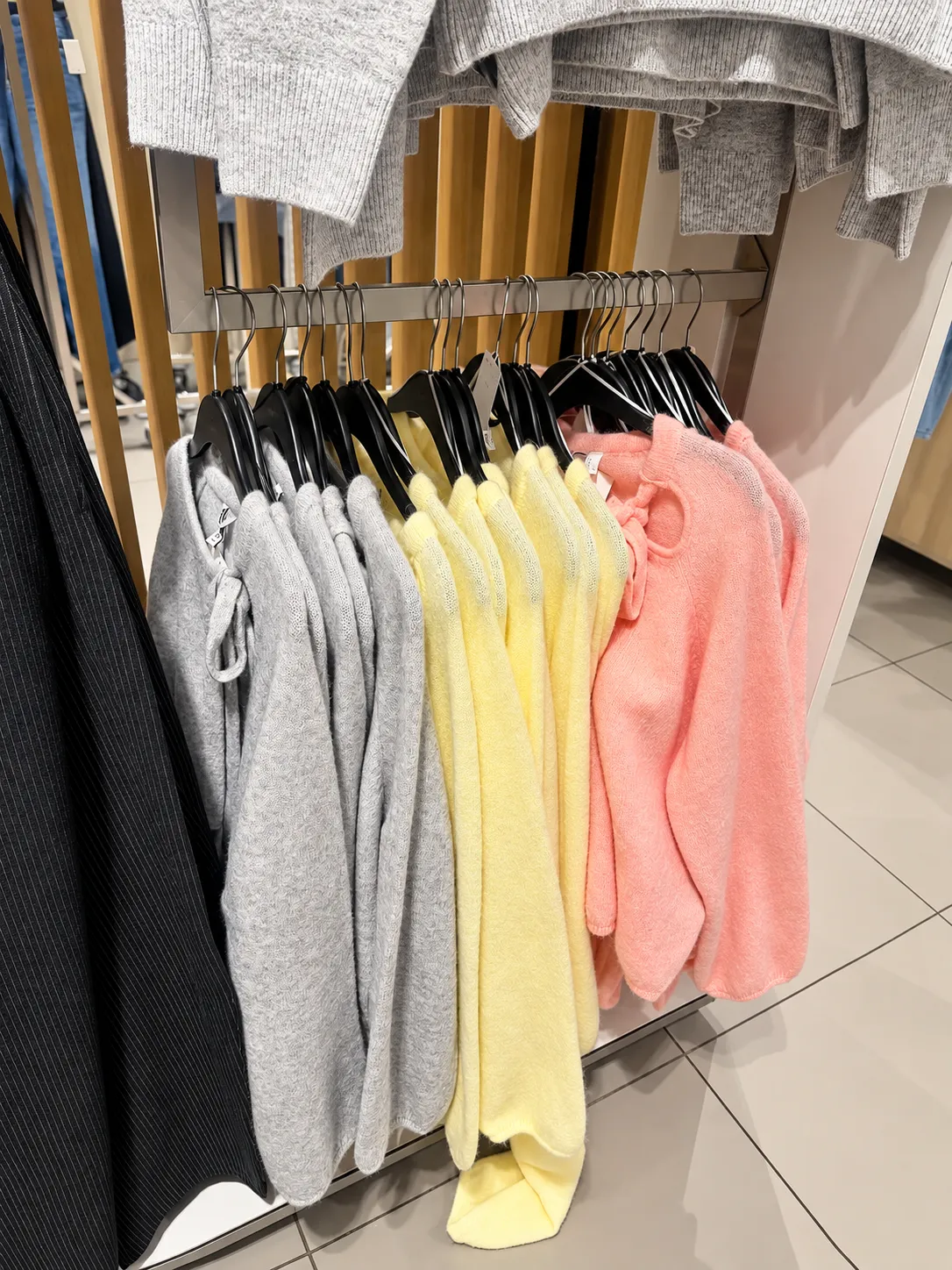 סריגים בגווני פסטל על מתלה בחנות H&M