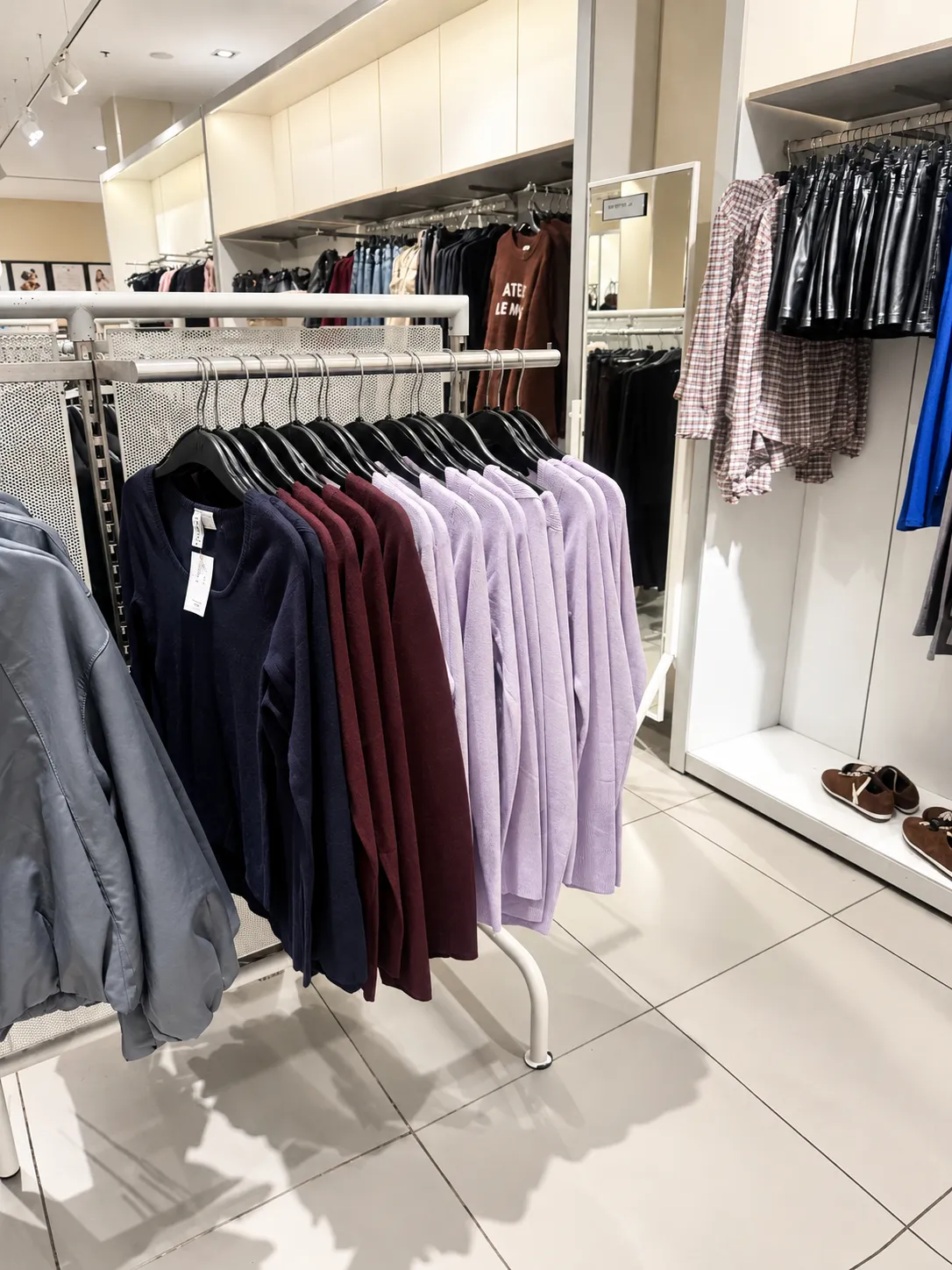 חולצות בגווני סגול, בורדו וכחול כהה בחנות H&M
