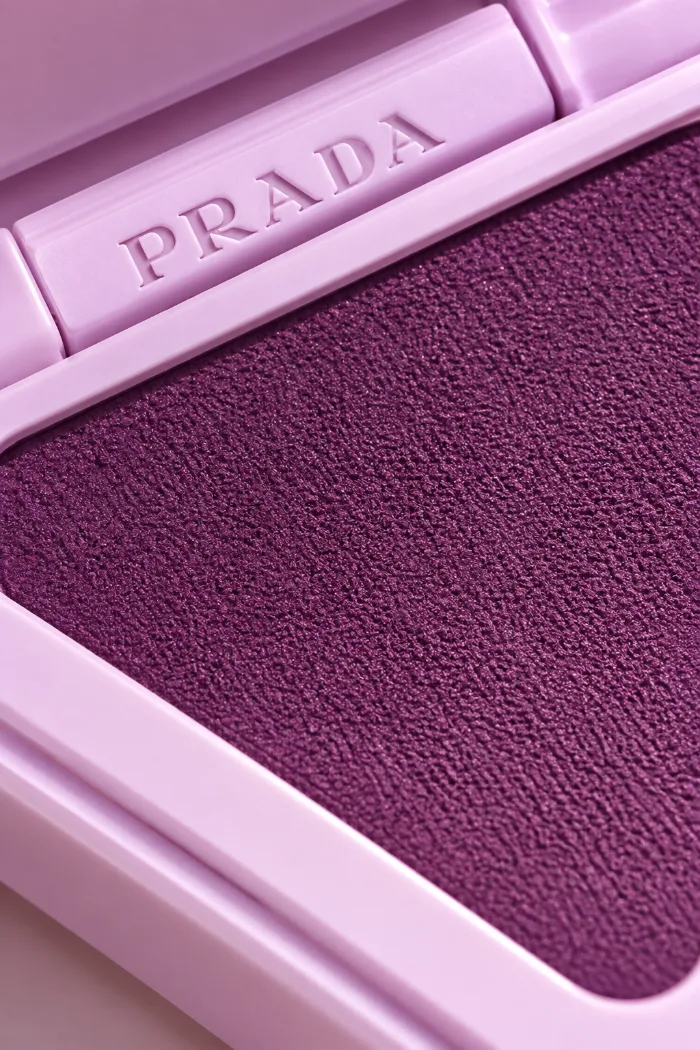 תקריב של הטקסטורה של סומק Prada Touch בגוון סגול עמוק במארז לילך
