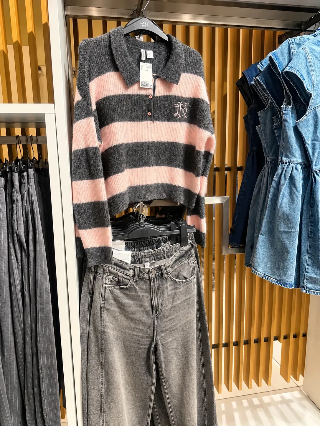 סריג פסים ורוד ושחור לצד ג׳ינס בחנות H&M