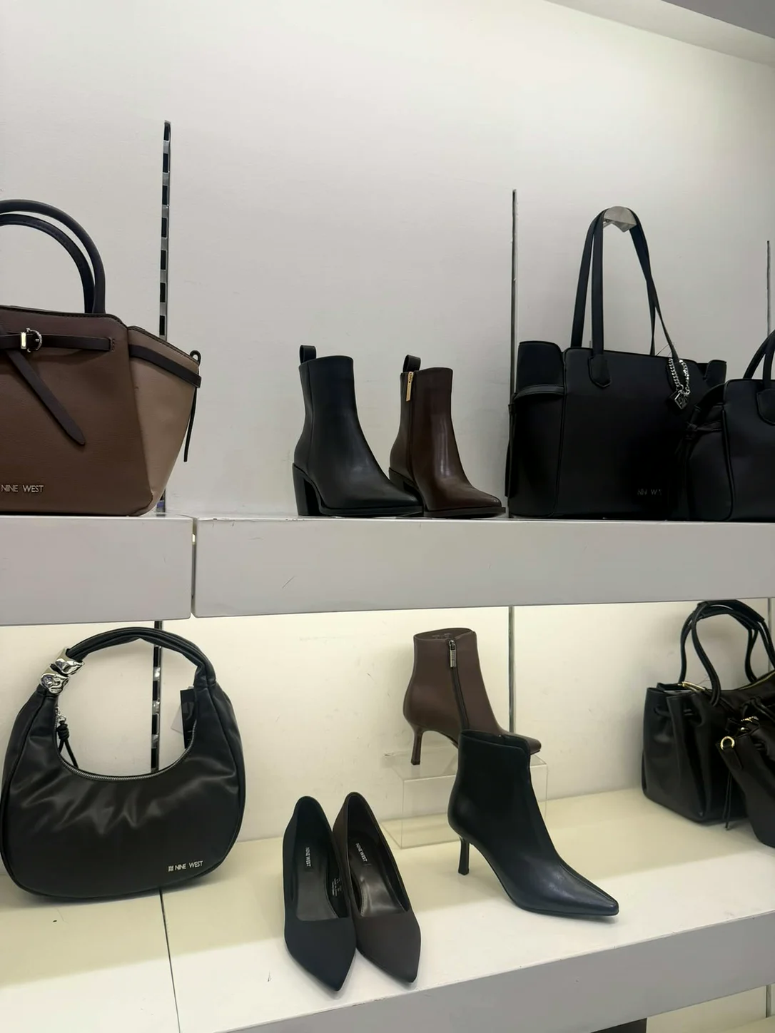 תיק הובו שחור ומגפונים בחנות Nine West