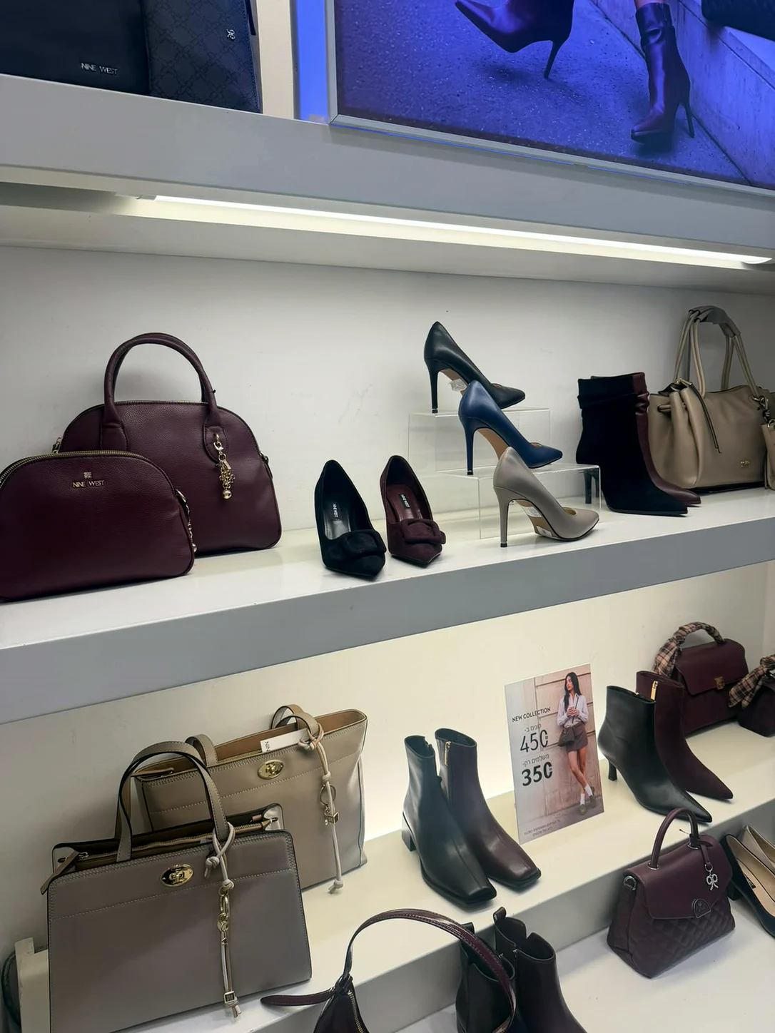 תיקים בבורדו ומגפונים על מדפים בחנות Nine West