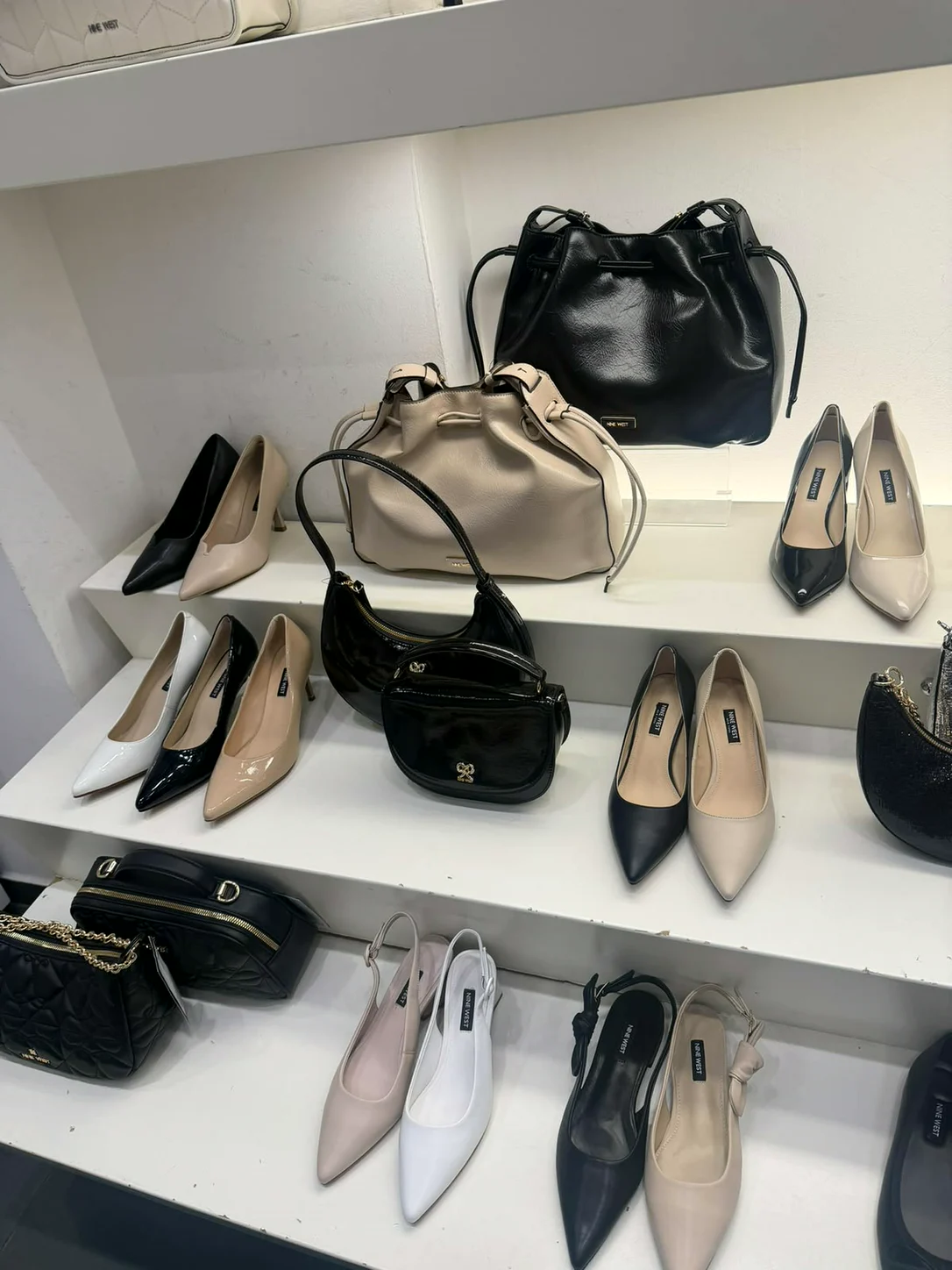 נעלי עקב ותיקים על מדף בחנות Nine West