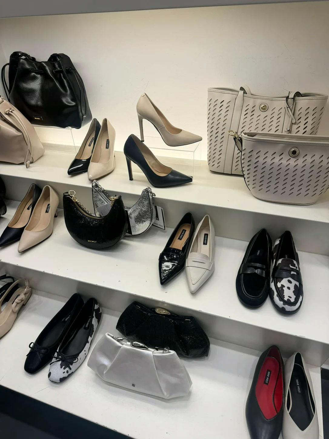 נעלי עקב, מוקסינים ותיקים על מדפים בחנות Nine West