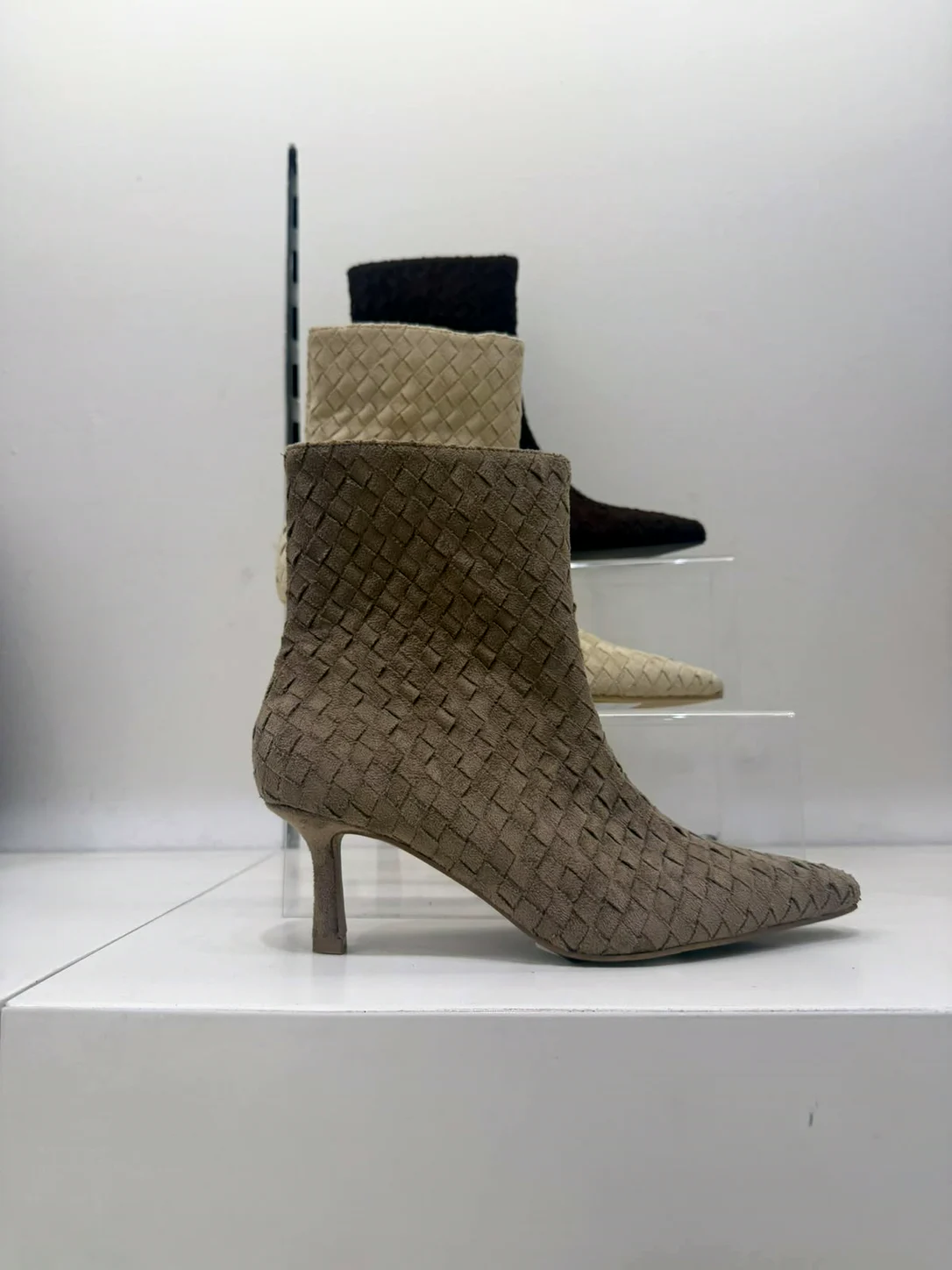 מגפון קלוע בגוון טאופ על במת תצוגה בחנות Nine West