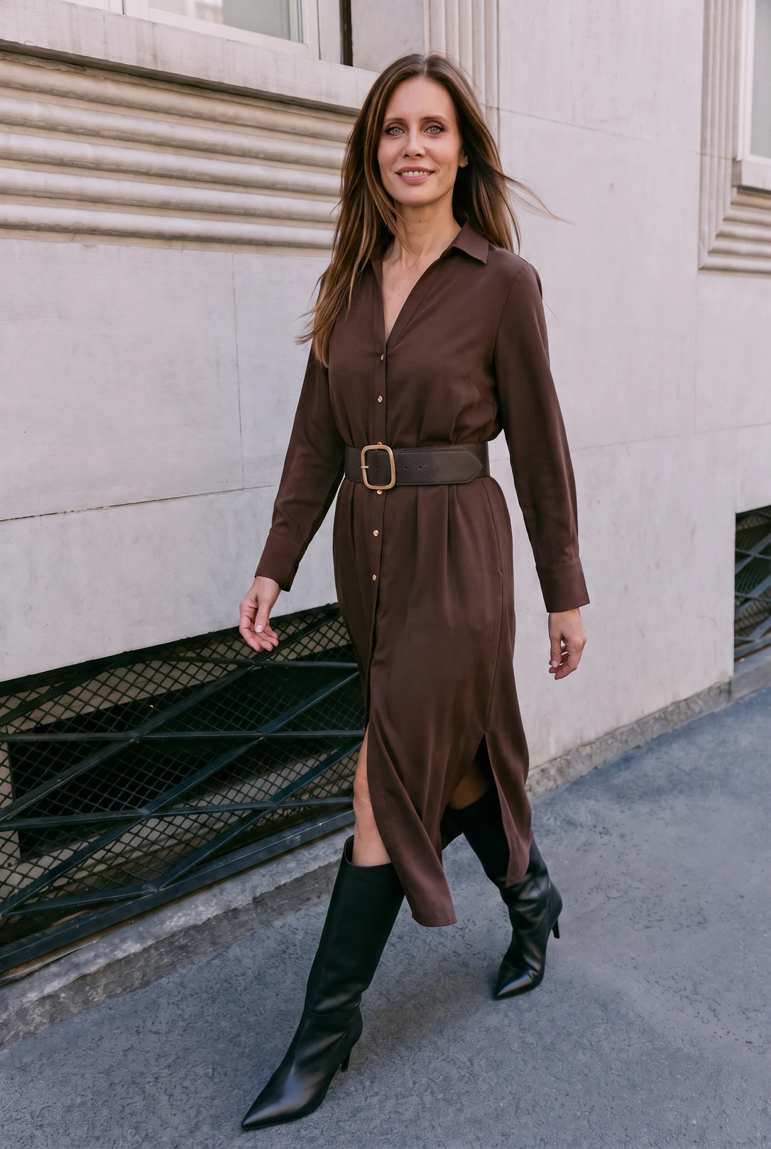 מיכל לורן בשמלה חומה מכופתרת של Zara עם חגורה ומגפיים שחורים