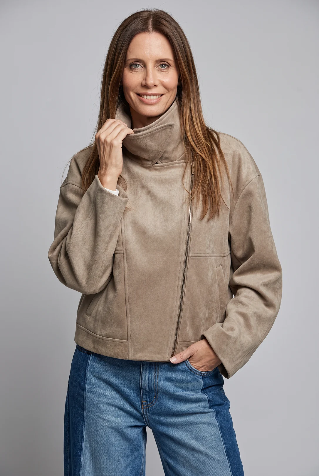 מיכל לורן בג׳קט דמוי זמש בגוון טאופ של Zara עם צווארון גבוה וג׳ינס