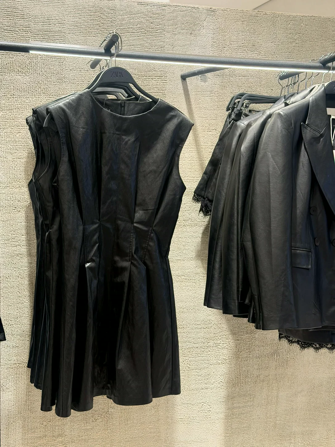שמלה שחורה דמוי עור על מתלה בחנות Zara