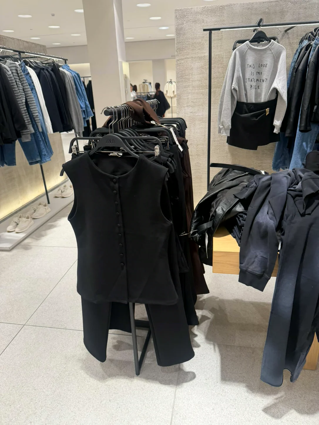 וסט שחור וג׳קטים דמוי עור בחנות Zara
