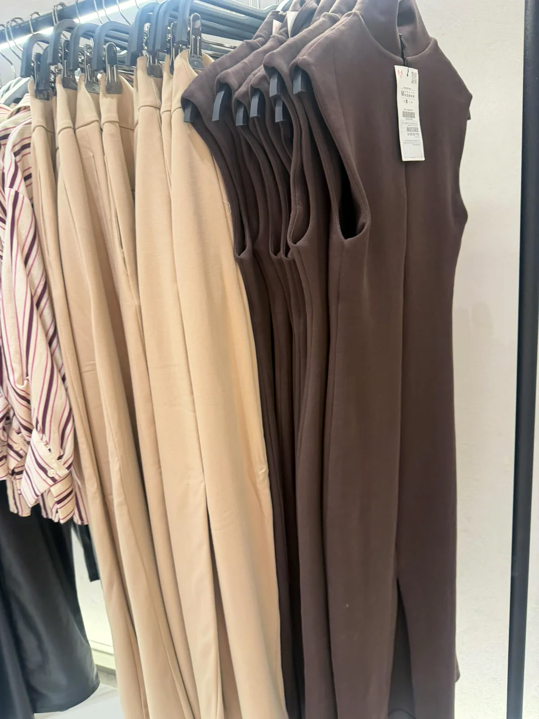 שמלות סריג ארוכות בגווני קאמל וחום בחנות Zara