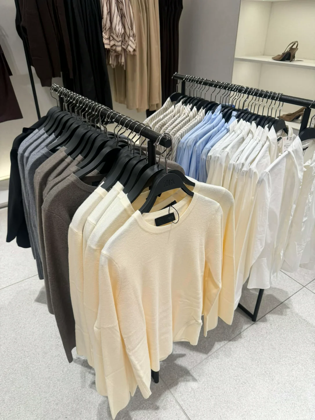 סריגים בגווני שמנת על מתלה בחנות Zara