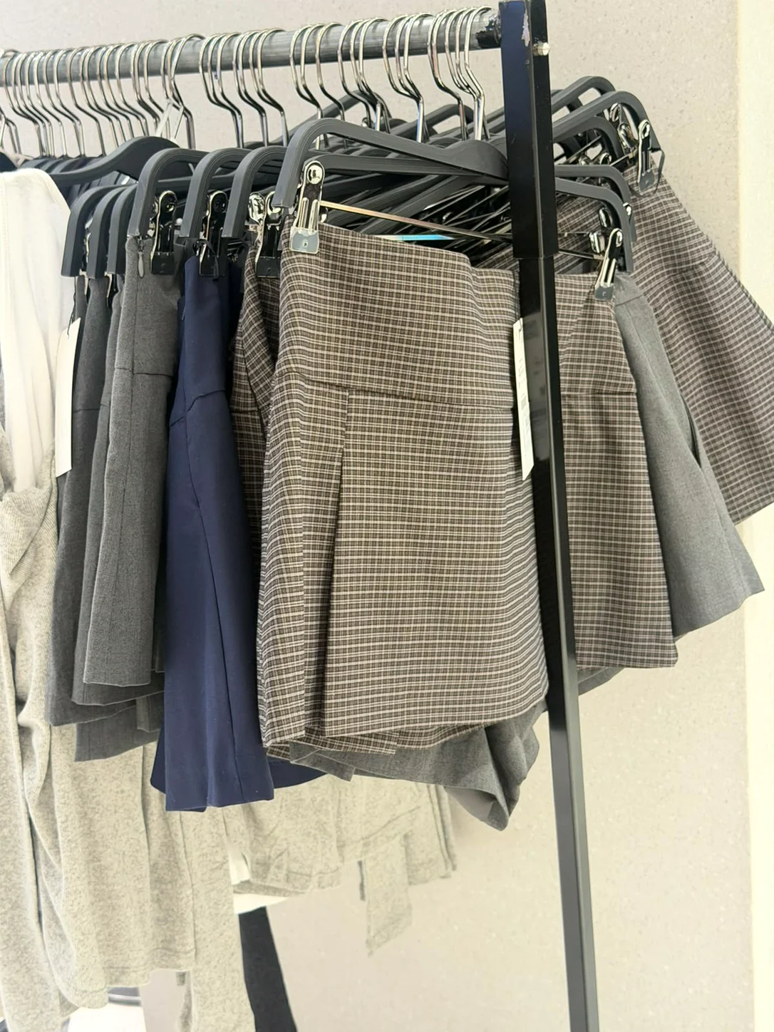 חצאיות מיני במשבצות פפיטה על מתלה בחנות Zara