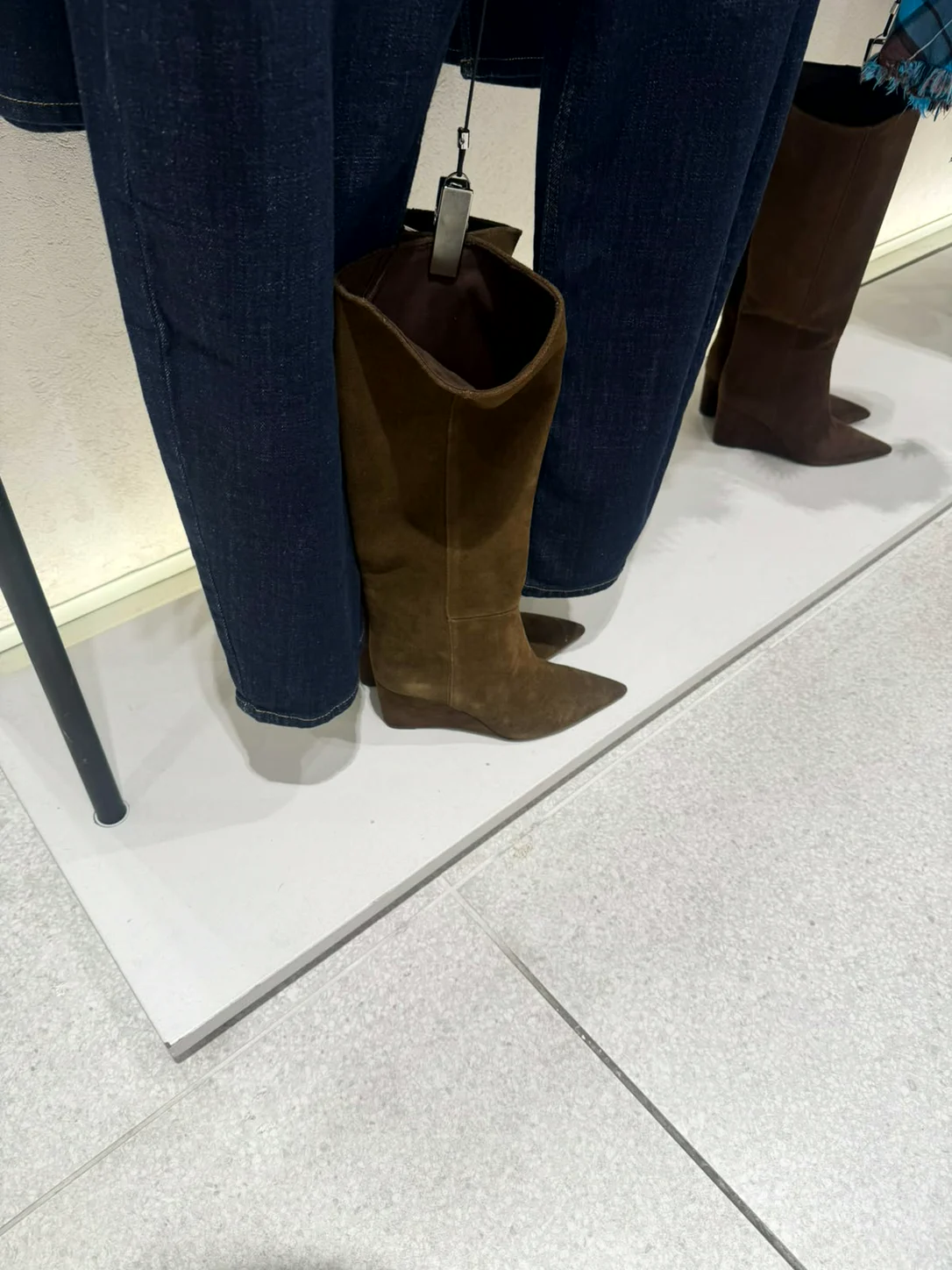 מגפי זמש חומים על במת תצוגה בחנות Zara